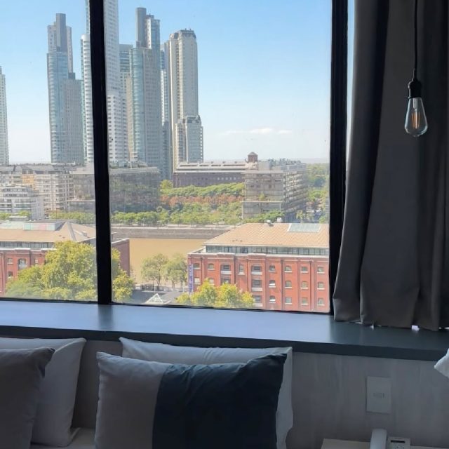 Un espacio pensado
para que descanses mejor.

Comodidad en cada detalle
para disfrutar tu estadía.

Reservá directo