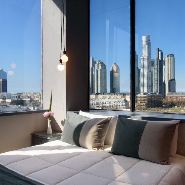 Buenos Aires afuera.
Tu espacio para descansar, adentro.Descubrí Believe Madero.Reservá directo. Mejor tarifa disponible en nuestra web.