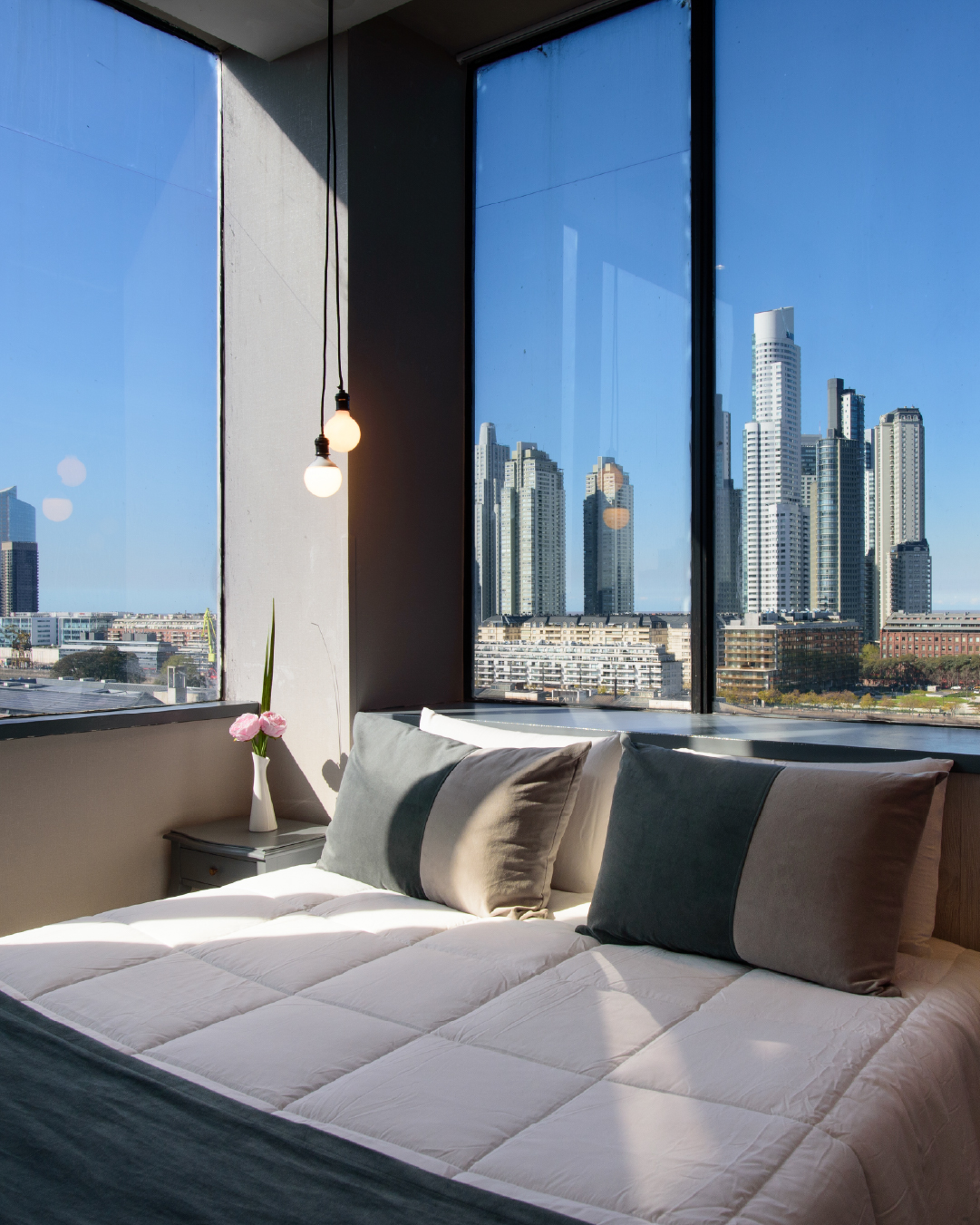 Buenos Aires afuera.
Tu espacio para descansar, adentro.Descubrí Believe Madero.Reservá directo. Mejor tarifa disponible en nuestra web.